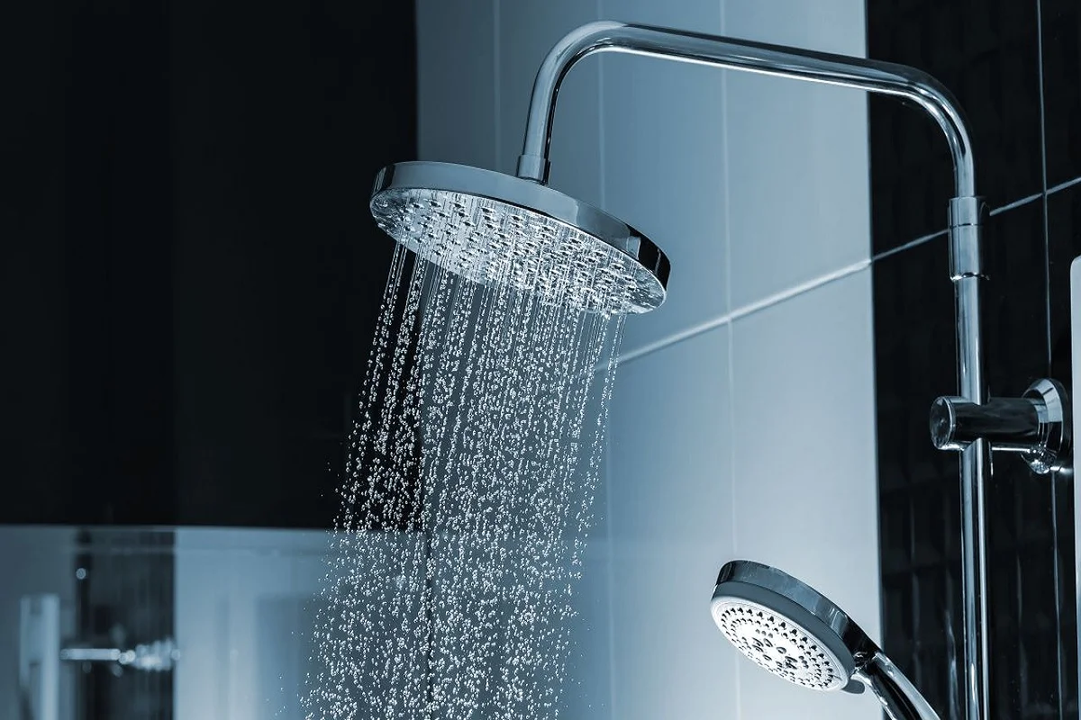 Sanitärinstallateure weisen darauf hin, dass Ihre Stromrechnung stark ansteigt, wenn Sie während des Waschvorgangs duschen.