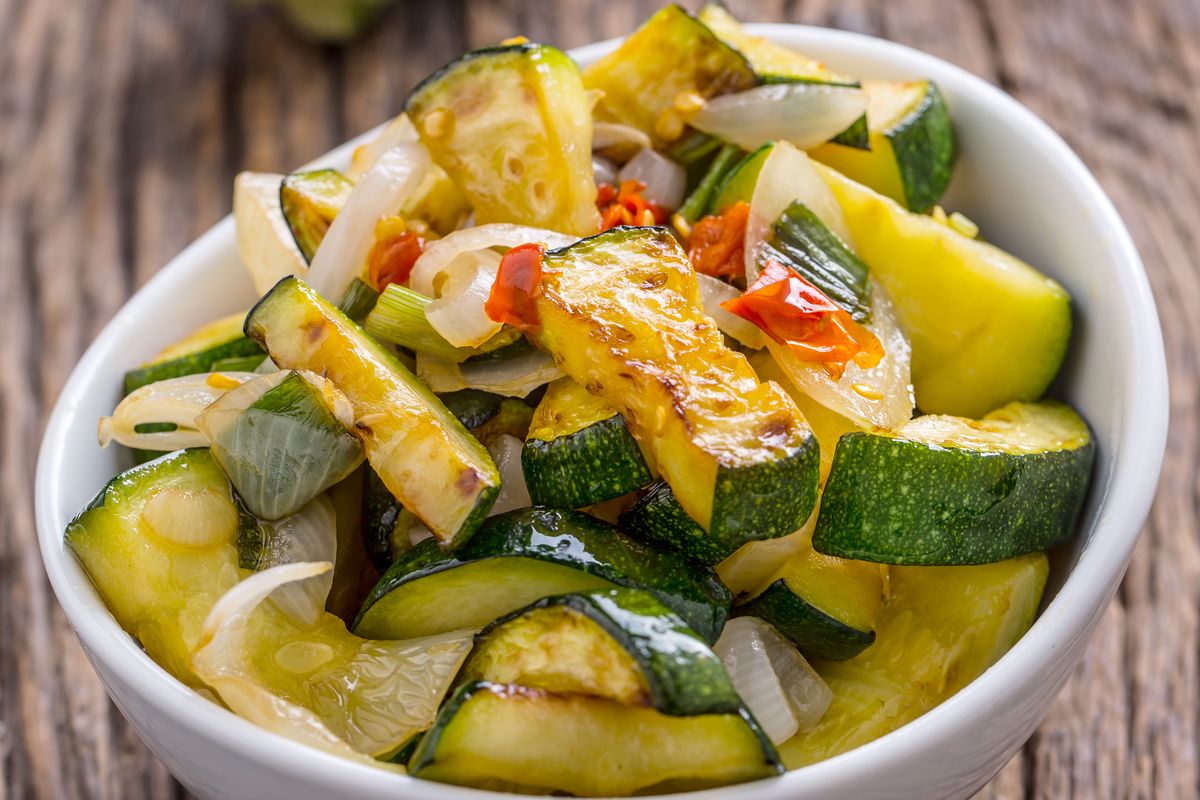 Italienische Zucchini – eines der köstlichsten Gerichte. Eine Idee für ein Abendessen aus dem Ofen.