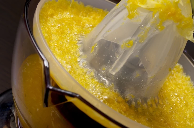 Meine Tante reinigt die Wasserhähne in ihrem Haus ausschließlich mit diesem Mittel. Schmutz und Kalkablagerungen lösen sich in Schichten.