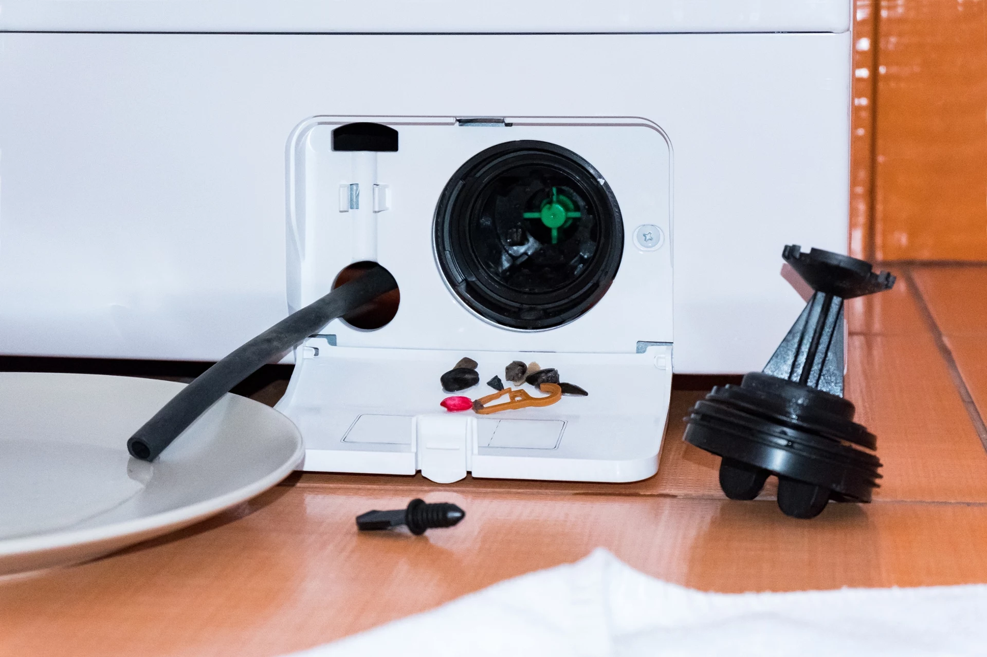 Finden, abschrauben und reinigen. Sie entfernen die Nummer des Waschmaschinentechnikers.