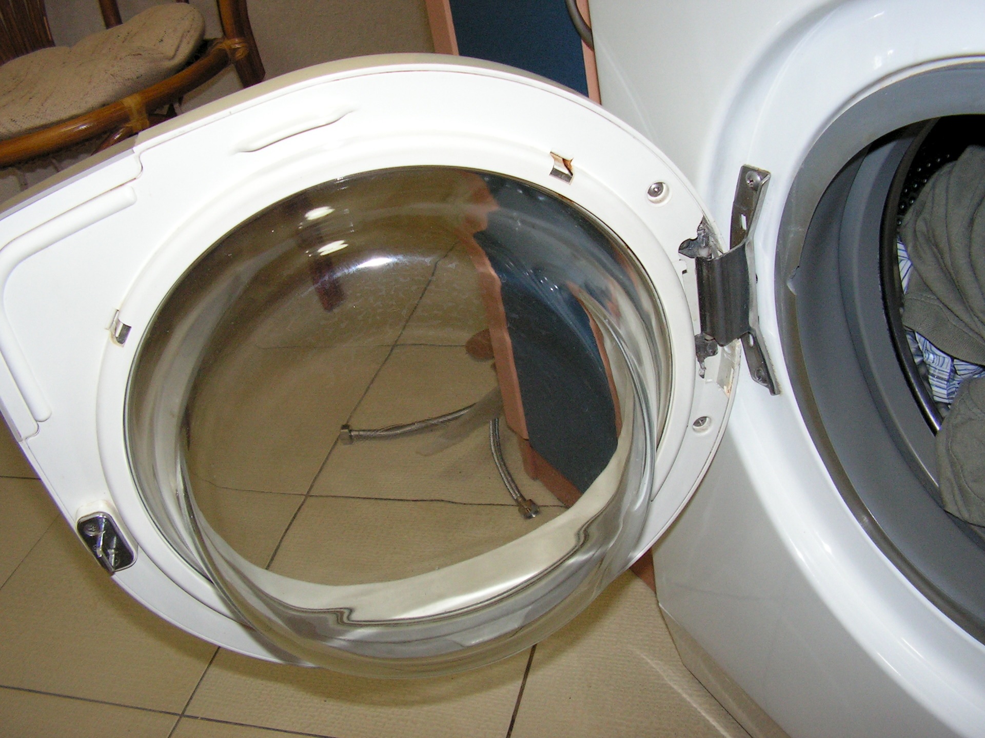 Ziehen Sie nicht mit Gewalt daran und rufen Sie nicht den Kundendienst an: Ein einfacher Trick, um die blockierte Tür der Waschmaschine mit einem Gegenstand zu öffnen, den jeder von uns zu Hause hat.