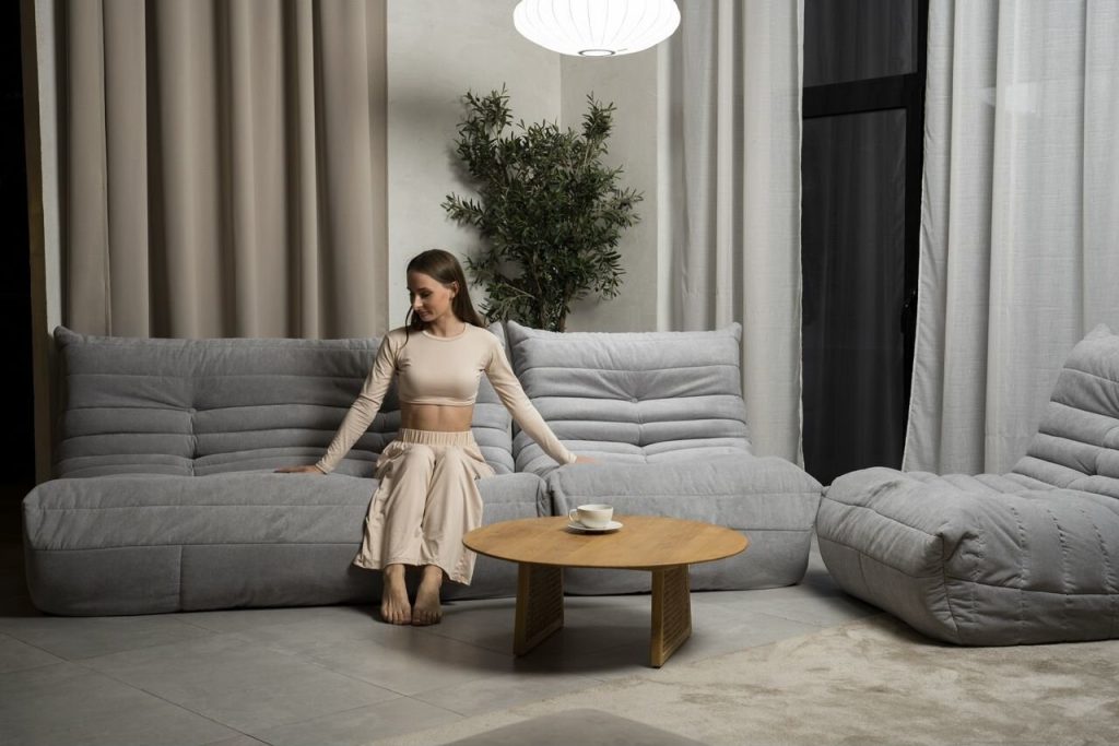 Eine einfache Methode mit einem Föhn, mit der Ihr Sofa makellos sauber wird: Sie ist viral gegangen und wird von Reinigungsexperten empfohlen