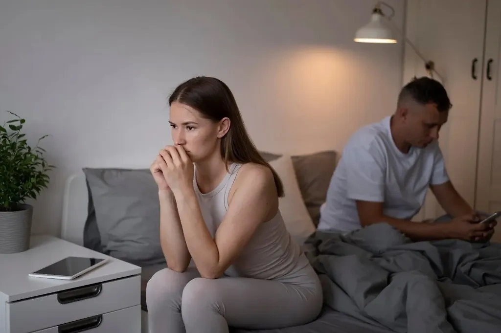 Wie man laut Psychologie erkennt, dass sich jemand in unserer Gegenwart unwohl fühlt: „Der Körper ist ein Spiegel unseres Nervensystems“