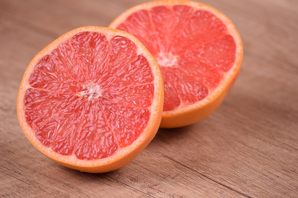 Diese Frucht enthält wenig Kalorien, viele Vitamine und sättigt lange. Sie ist ideal für ältere Menschen, da sie das Herz und die Augen schützt und Falten glättet.