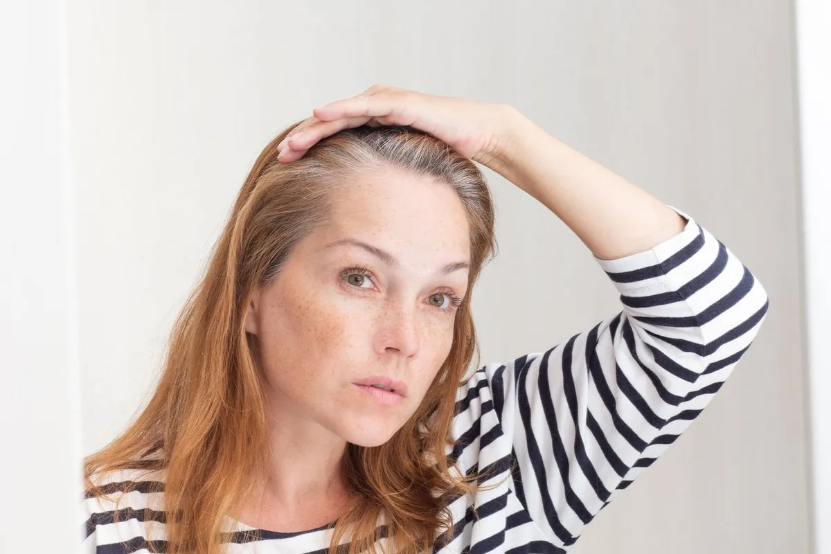 Auf Wiedersehen, graue Haare: Was Sie Ihrem Shampoo hinzufügen müssen, um Ihr Haar zu verjüngen und dunkler zu machen