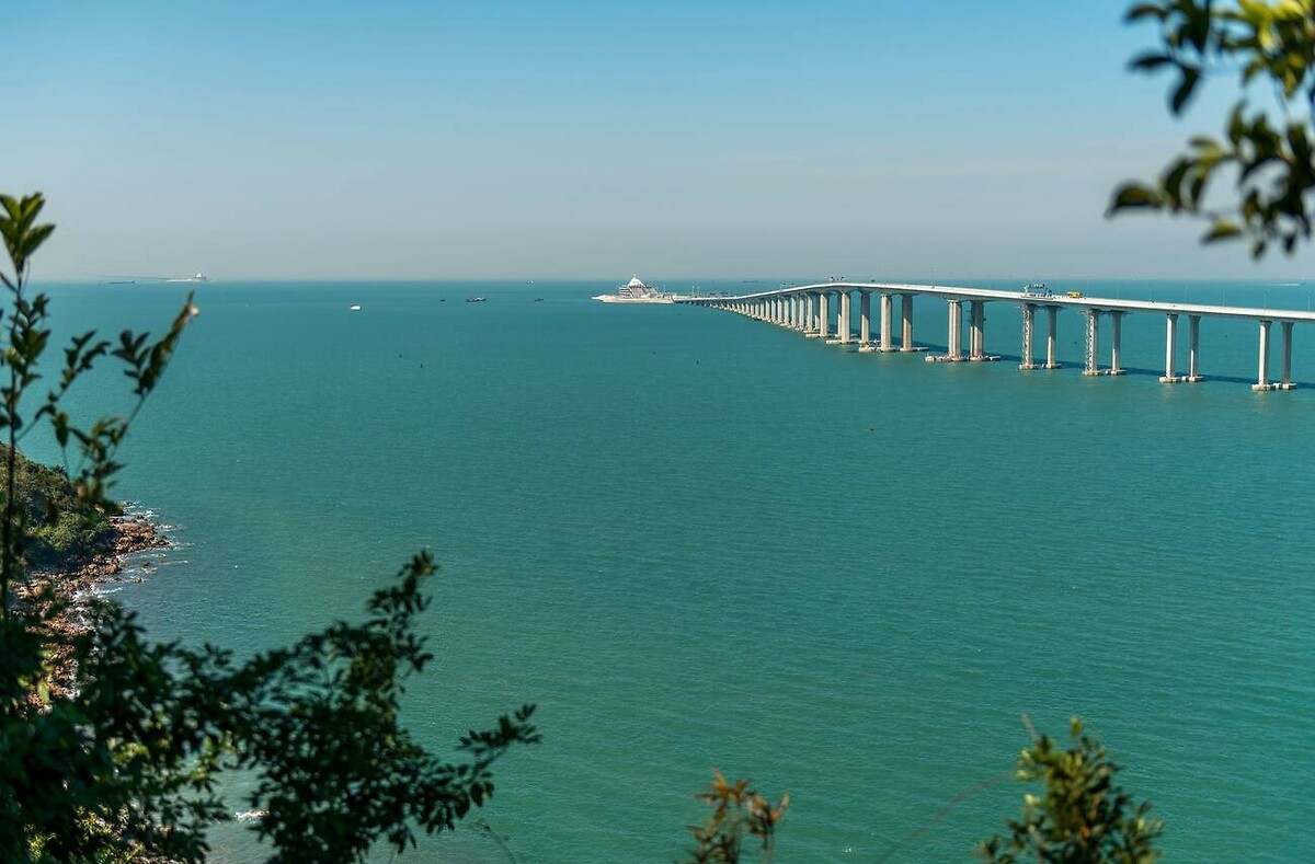 Eine unglaubliche Brücke im Wert von 18 Milliarden Euro, die drei asiatische Städte verbindet und mit einem Unterwassertunnel dem Ozean trotzt