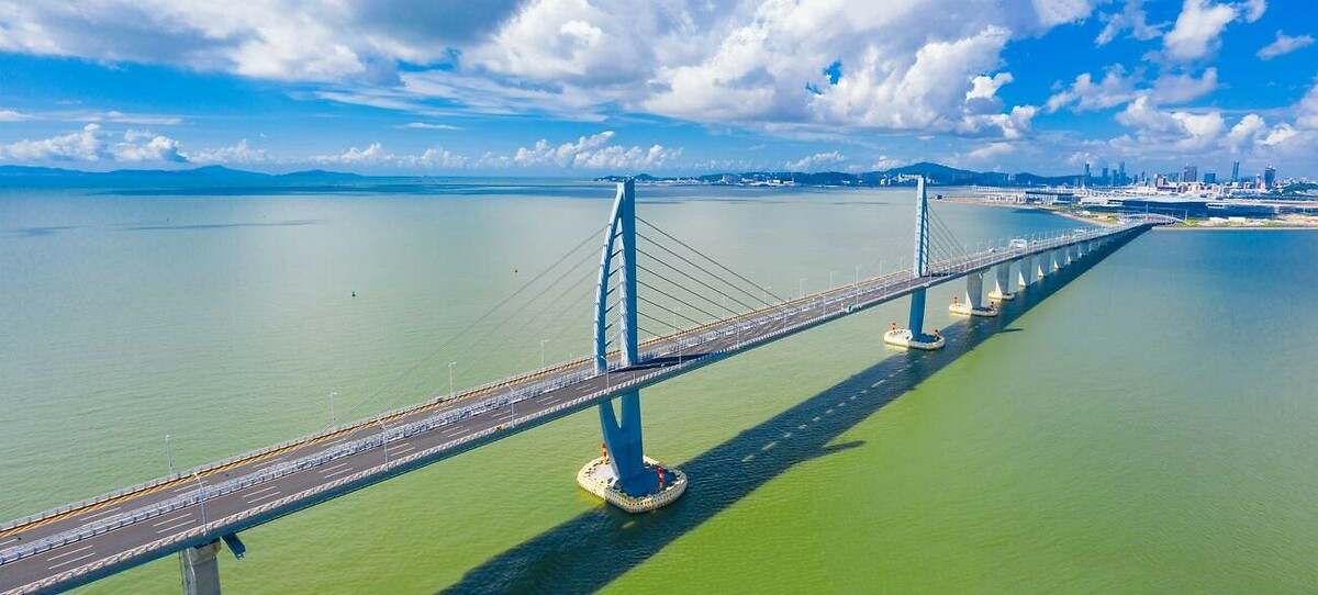 Eine unglaubliche Brücke im Wert von 18 Milliarden Euro, die drei asiatische Städte verbindet und mit einem Unterwassertunnel dem Ozean trotzt