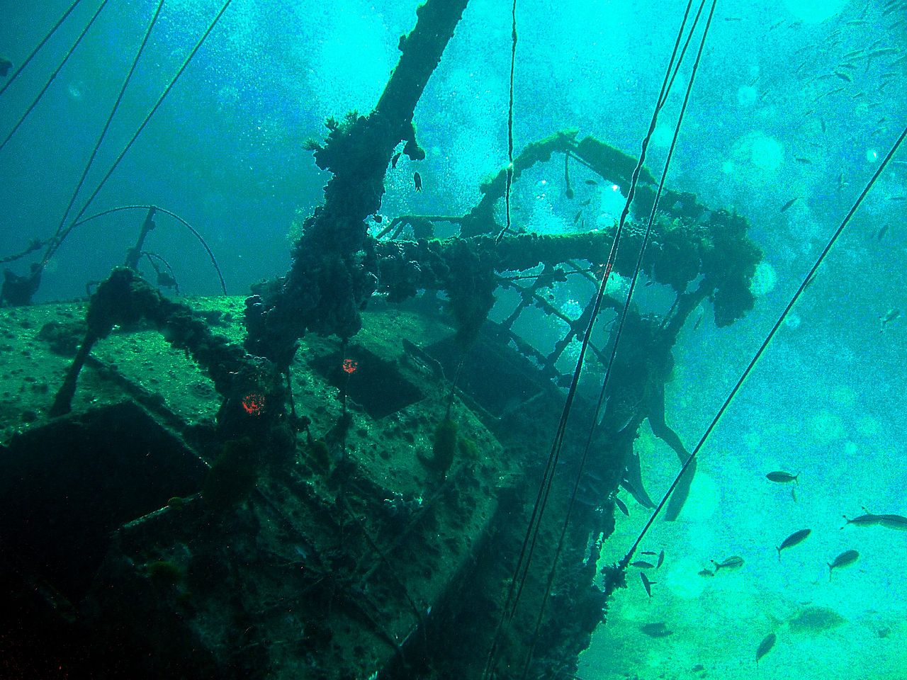 Die französische Marine hat mit einer Unterwasserdrohne in einer Tiefe von 8421 Fuß unter Wasser einen Rekord aufgestellt: archäologische Funde in tiefen Gewässern