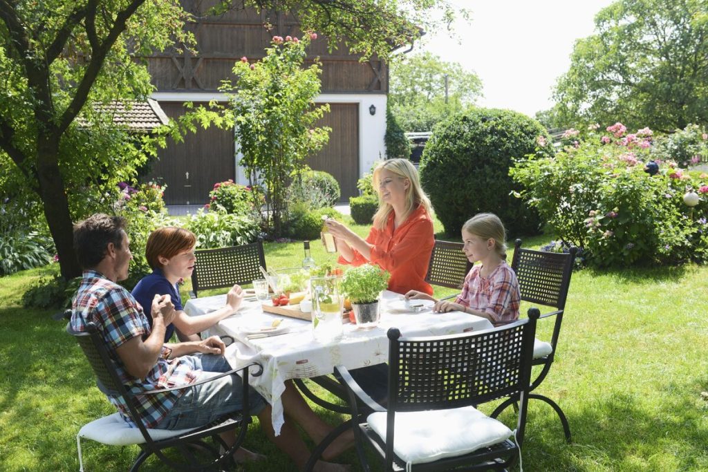 Fliegen um Ihre Speisen herum, sobald Sie im Freien zu essen beginnen? Hier ist eine einfache und wirksame Methode, um sie loszuwerden.