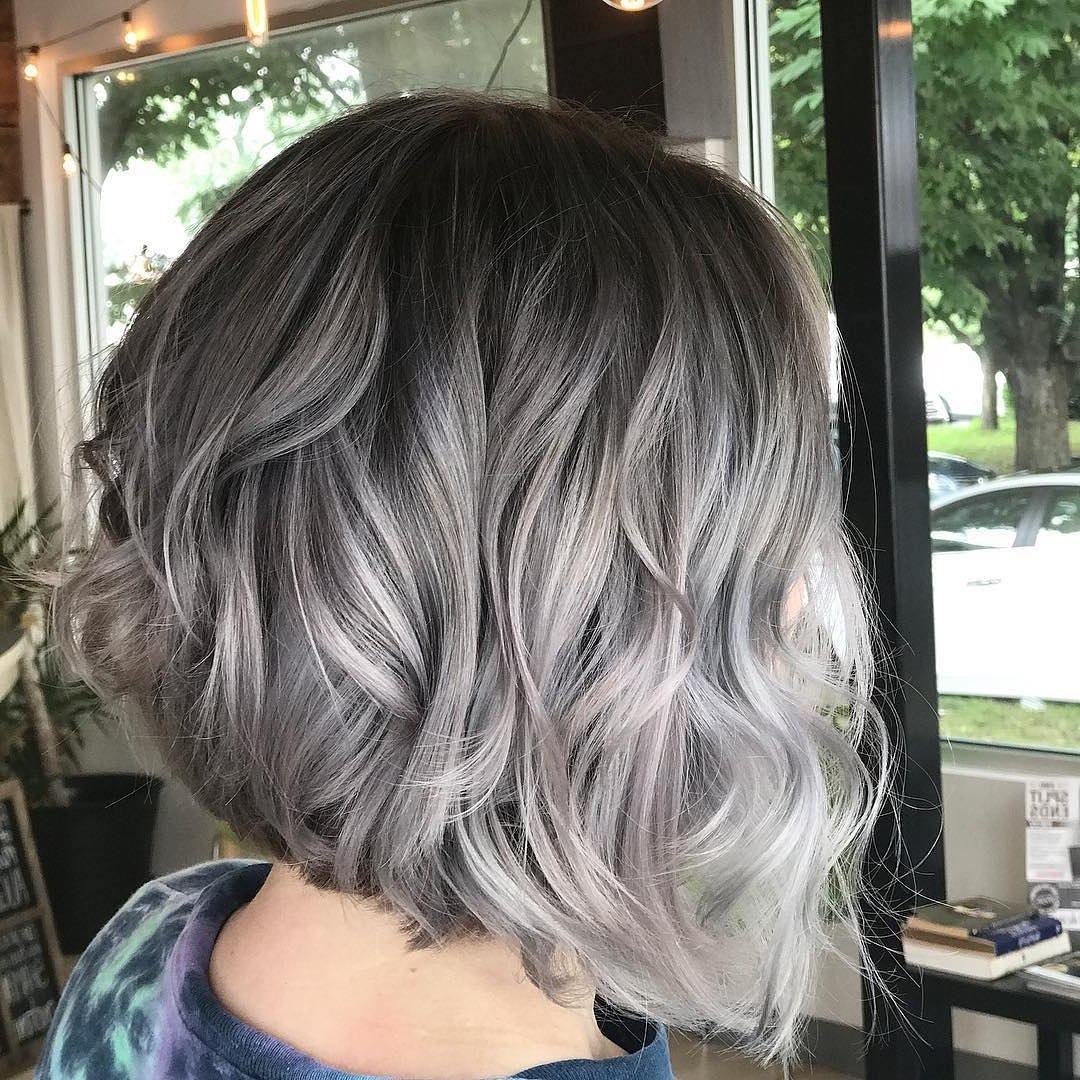 Auf Wiedersehen, graue Haare: Die Technik des Reverse Balayage, die sofort verjüngt