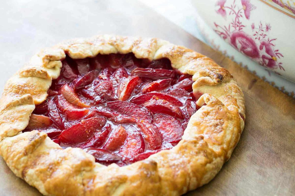 So einfach, aber so lecker. Dieser Pflaumenkuchen mit Streuseln gelingt mir in meiner Pfanne einfach immer.