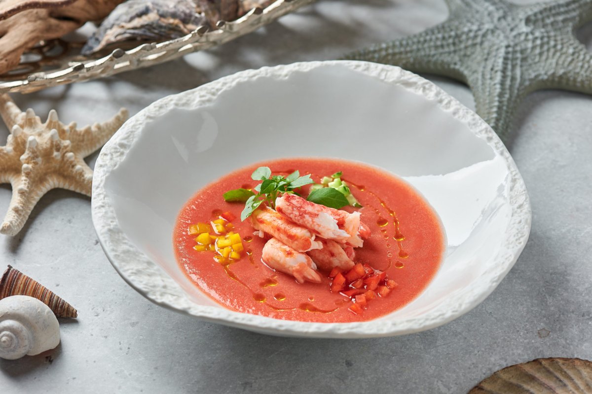 Am Ende der Zubereitung füge ich einen Löffel Tomatensauce hinzu. Sie verstärkt den Geschmack und verleiht dem Gericht eine samtige Konsistenz.