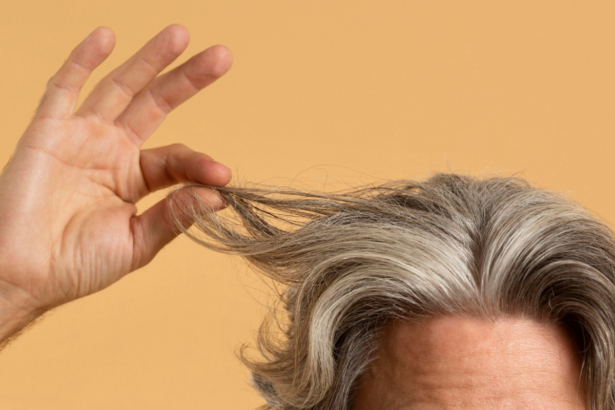 Wie Apfelessig auf natürliche Weise gegen graues Haar im Sommer hilft