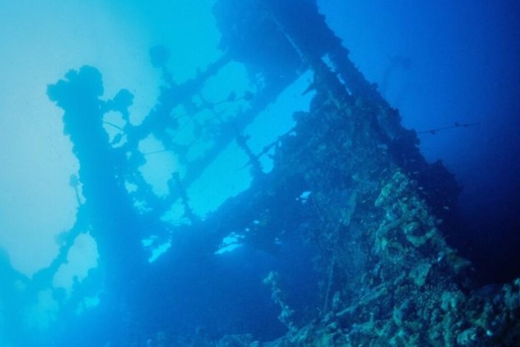 Archäologen haben im grenznahsten See Europas ein unbeschädigtes versunkenes Schiff und Dutzende antiker Gegenstände entdeckt.