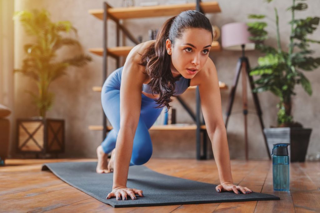 Niemand macht es, aber es funktioniert: Eine Übung für zu Hause, die mehr Muskeln beansprucht als die Plank