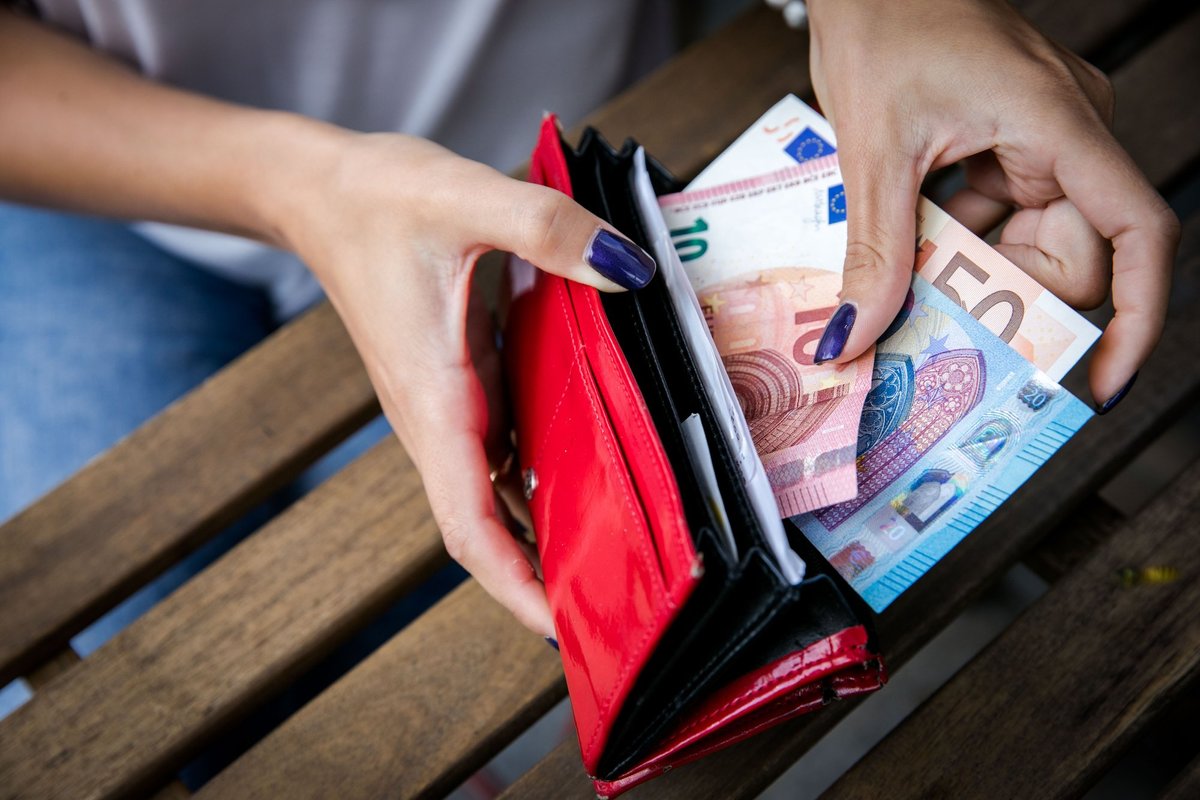 Wenn Sie die Banknoten in Ihrer Brieftasche nach ihrem Nennwert sortieren, sagt die Psychologie, dass Sie wahrscheinlich diese vier gemeinsamen Merkmale aufweisen.
