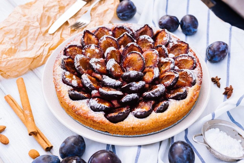 So einfach, aber so lecker. Dieser Pflaumenkuchen mit Streuseln gelingt mir in meiner Pfanne einfach immer.