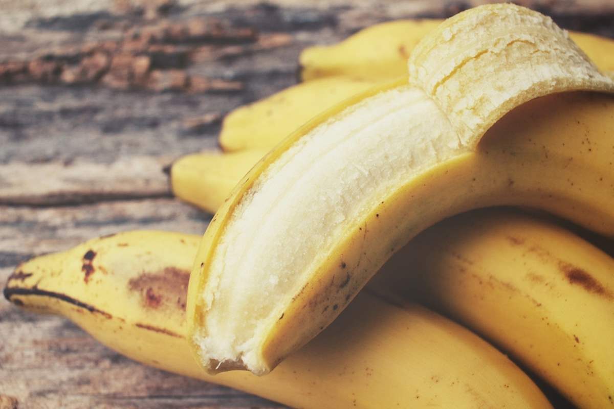 Nimm die Bananen aus der Schublade und wickle sie ein. So werden sie nicht schwarz und bleiben länger frisch.