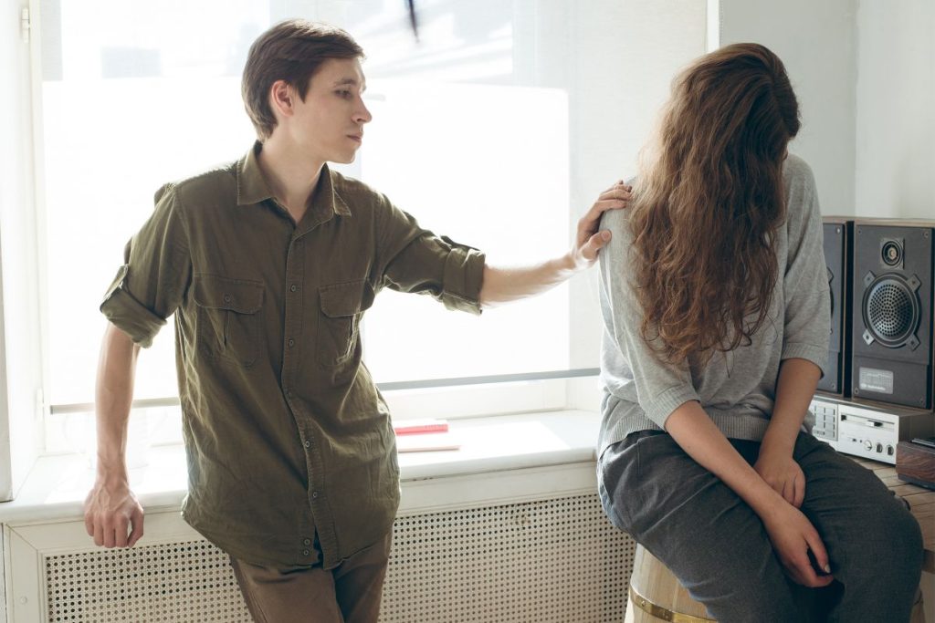 Wie man laut Psychologie erkennt, dass sich jemand in unserer Gegenwart unwohl fühlt: „Der Körper ist ein Spiegel unseres Nervensystems“