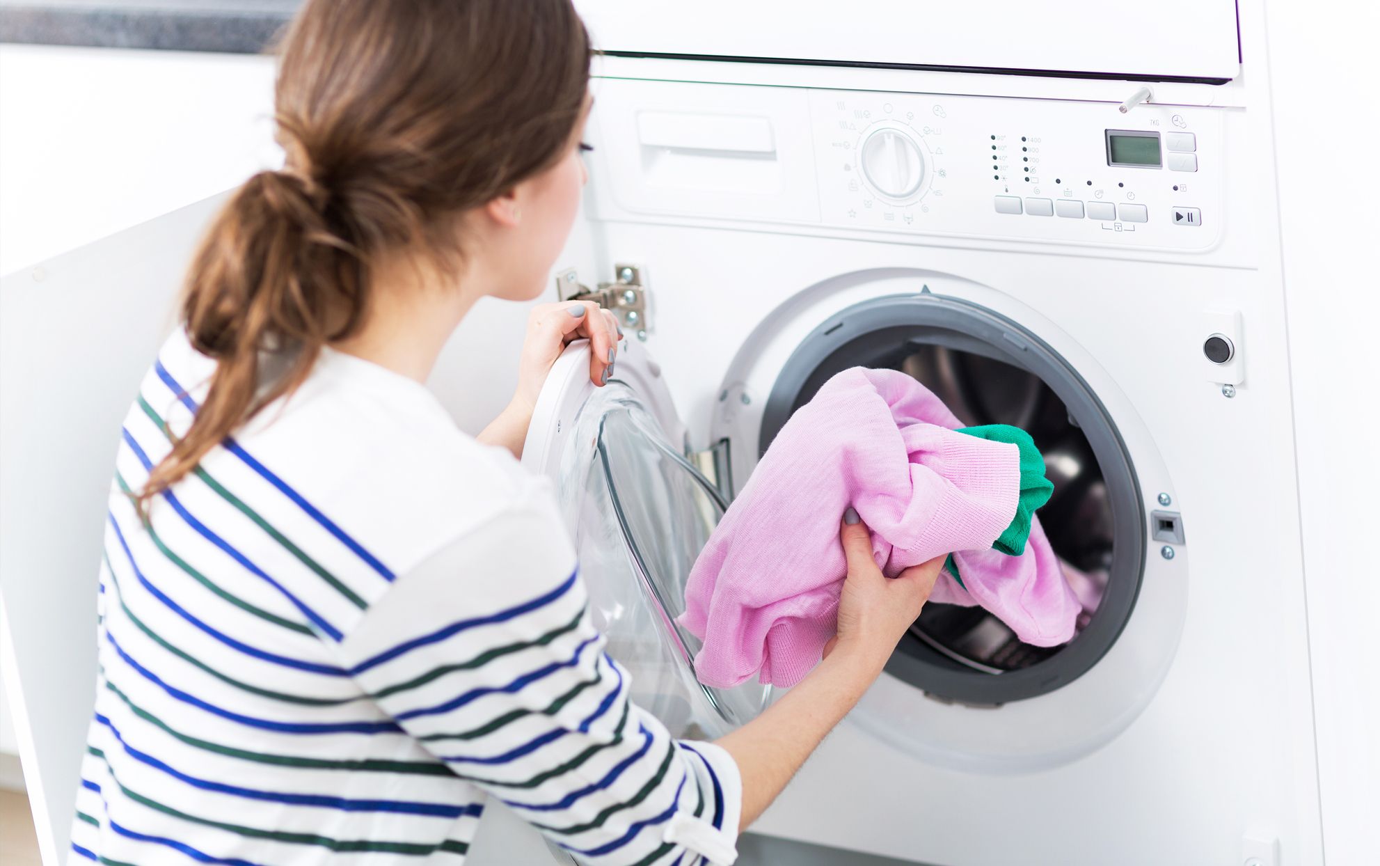 Dieser Tipp von Großmutter hilft Ihnen, das Ausbleichen Ihrer Kleidung zu vermeiden, ohne spezielle Tücher kaufen zu müssen