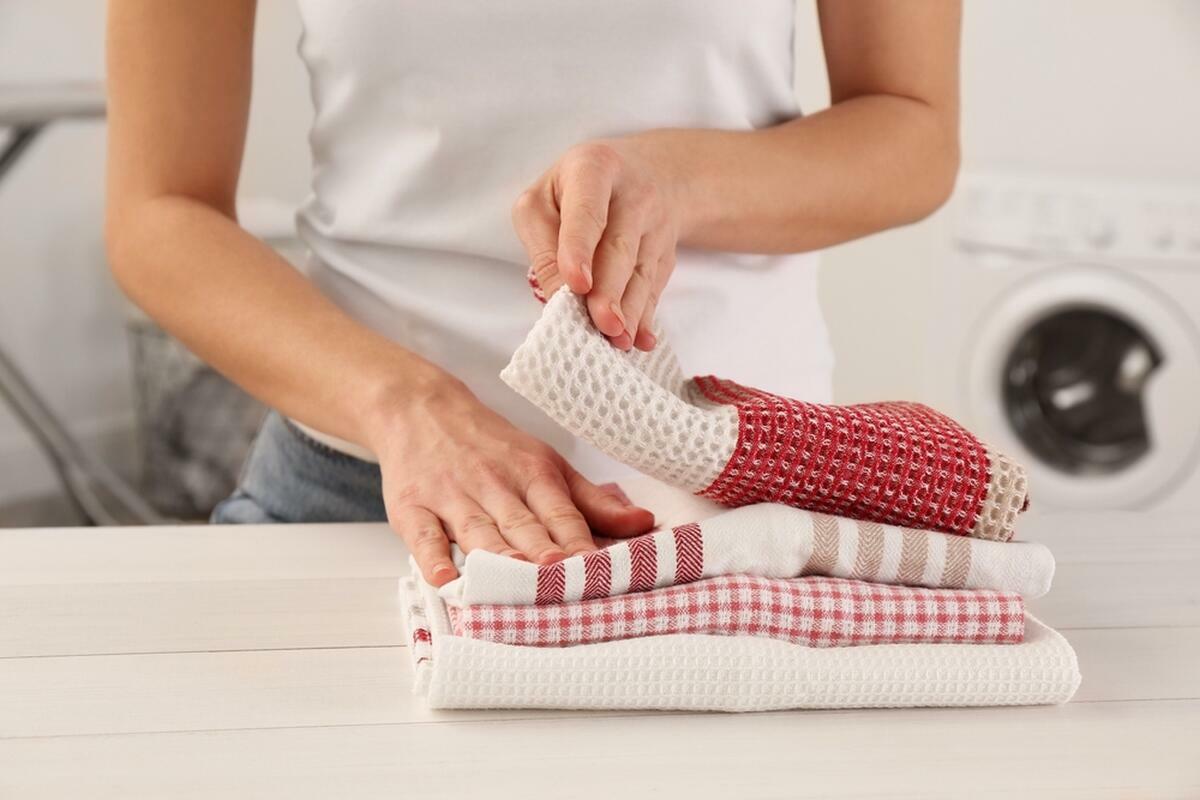 Gießen Sie ein günstiges Mittel aus der Apotheke in die Waschtrommel. Die Handtücher werden weich und flauschig.