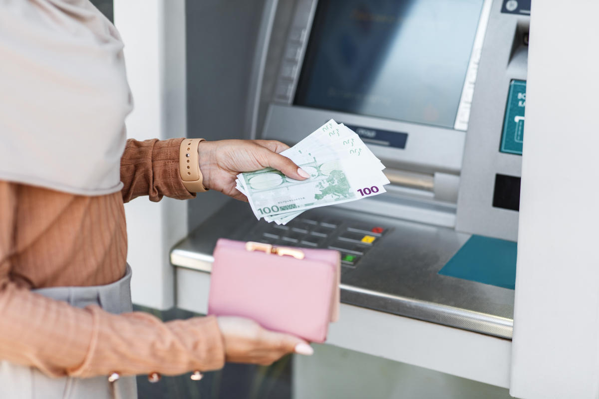 Ein raffinierter Betrug, der mithilfe von Mobiltelefonen über Geldautomaten Bankkonten leerräumt.