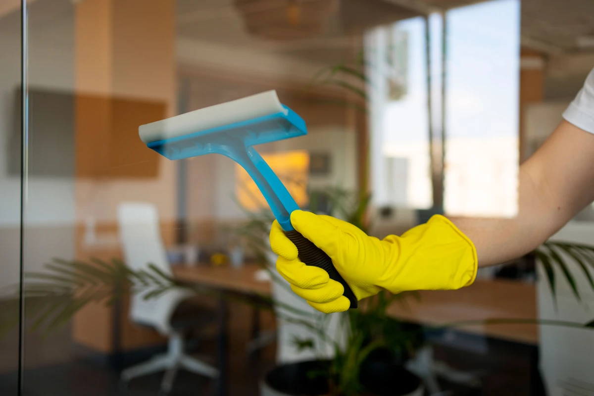 Weder Seife noch Backpulver: Ein einfacher Trick, damit die Fenster in Ihrem Zuhause sauber und streifenfrei bleiben