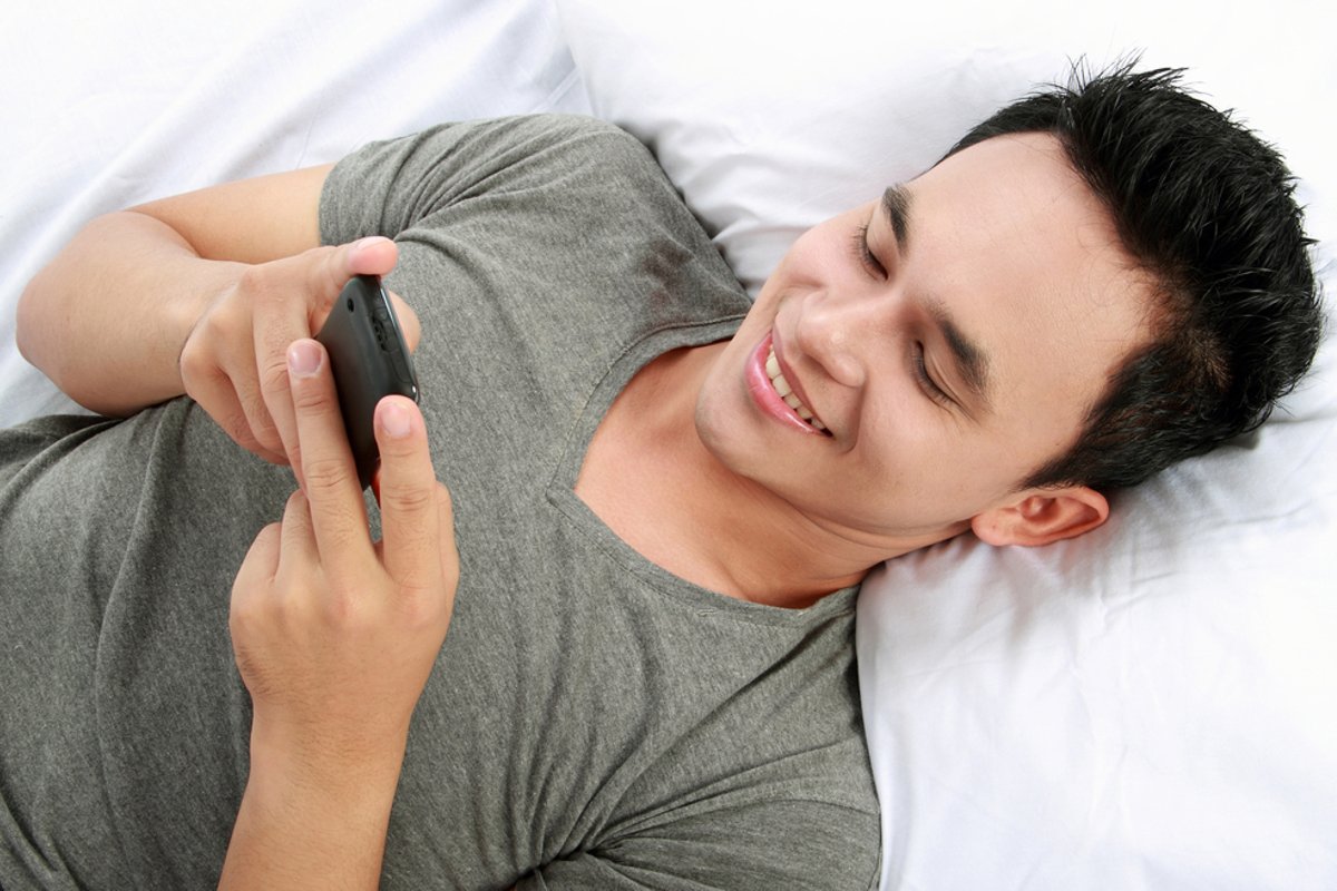 Was bedeutet es laut Psychologie, wenn jemand nur mit einem Finger auf seinem Handy tippt?