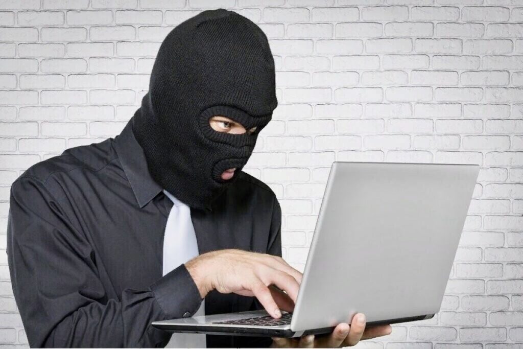 Wie funktioniert die neue virtuelle E-Mail-Betrugsmasche, die Bankkonten innerhalb von Sekunden leerräumt?
