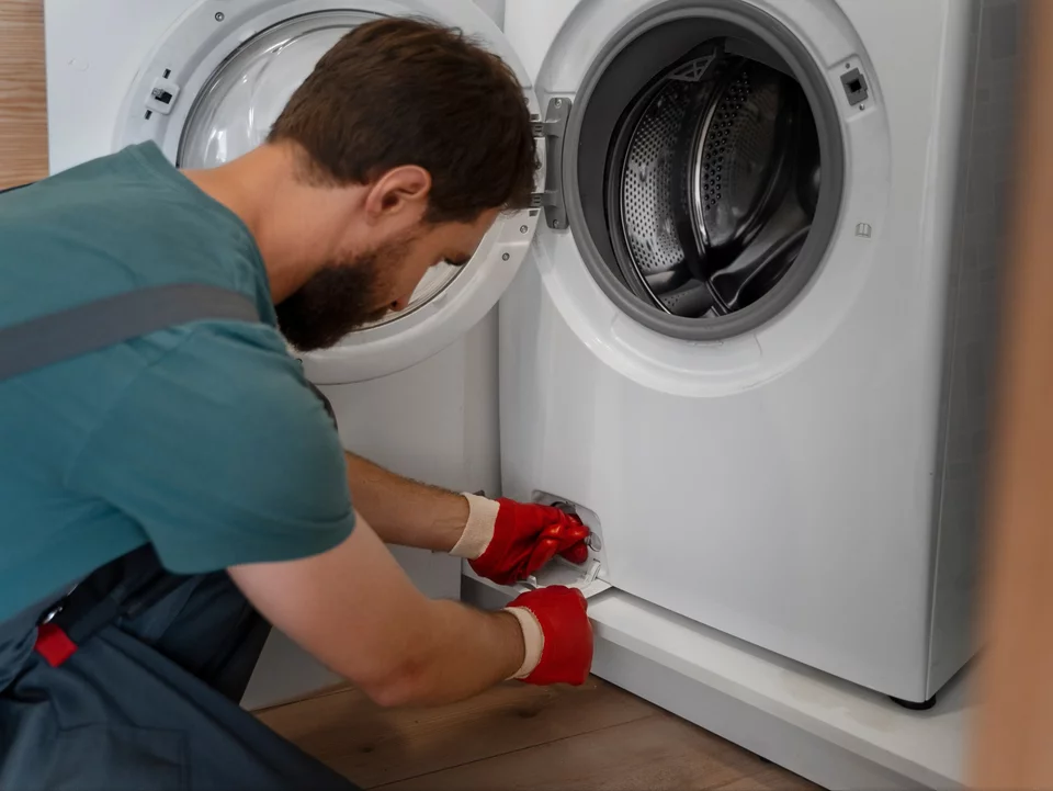 Die Waschmaschine pumpt kein Wasser ab? Erfahren Sie, wie Sie den Abfluss und den Filter schnell und sicher reinigen können