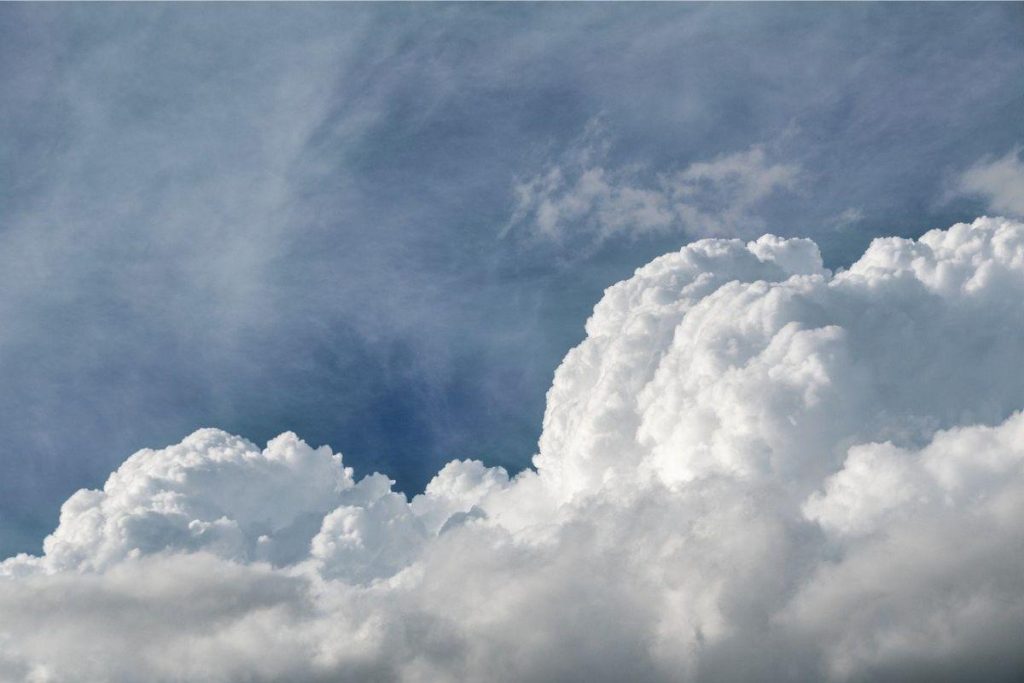 Allein im Juli wurden in den Vereinigten Arabischen Emiraten 39 Mal Wolken gesät. Kampf um Regen