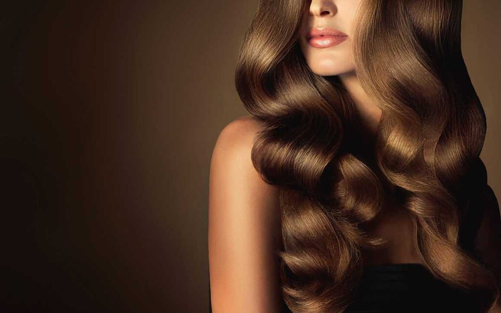 Dieses preiswerte Einreibemittel versorgt die Kopfhaut mit Biotin. Das Ergebnis? Eine unglaublich dichte Haarpracht.