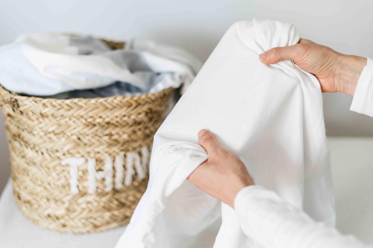 Ein einfacher Trick für strahlend weiße Kleidung. Geben Sie zwei Esslöffel in die Waschtrommel