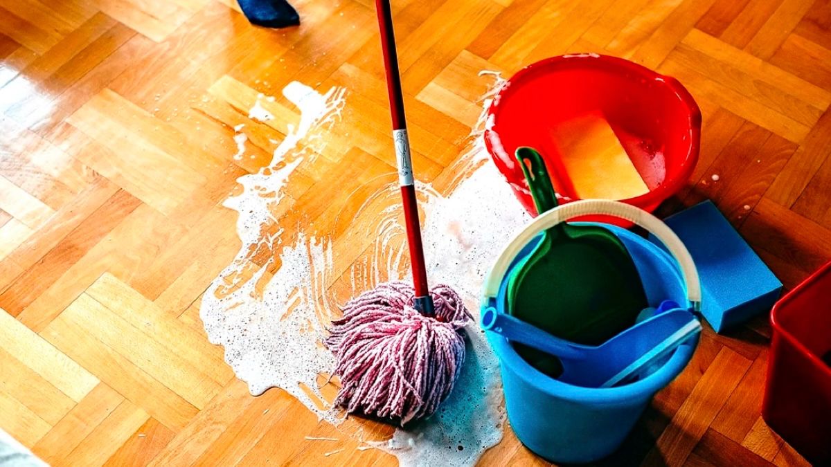 Weder Bleichmittel noch Ammoniak: Die Zutat, die Sie in den Eimer geben müssen, damit Ihre Böden wie neu glänzen