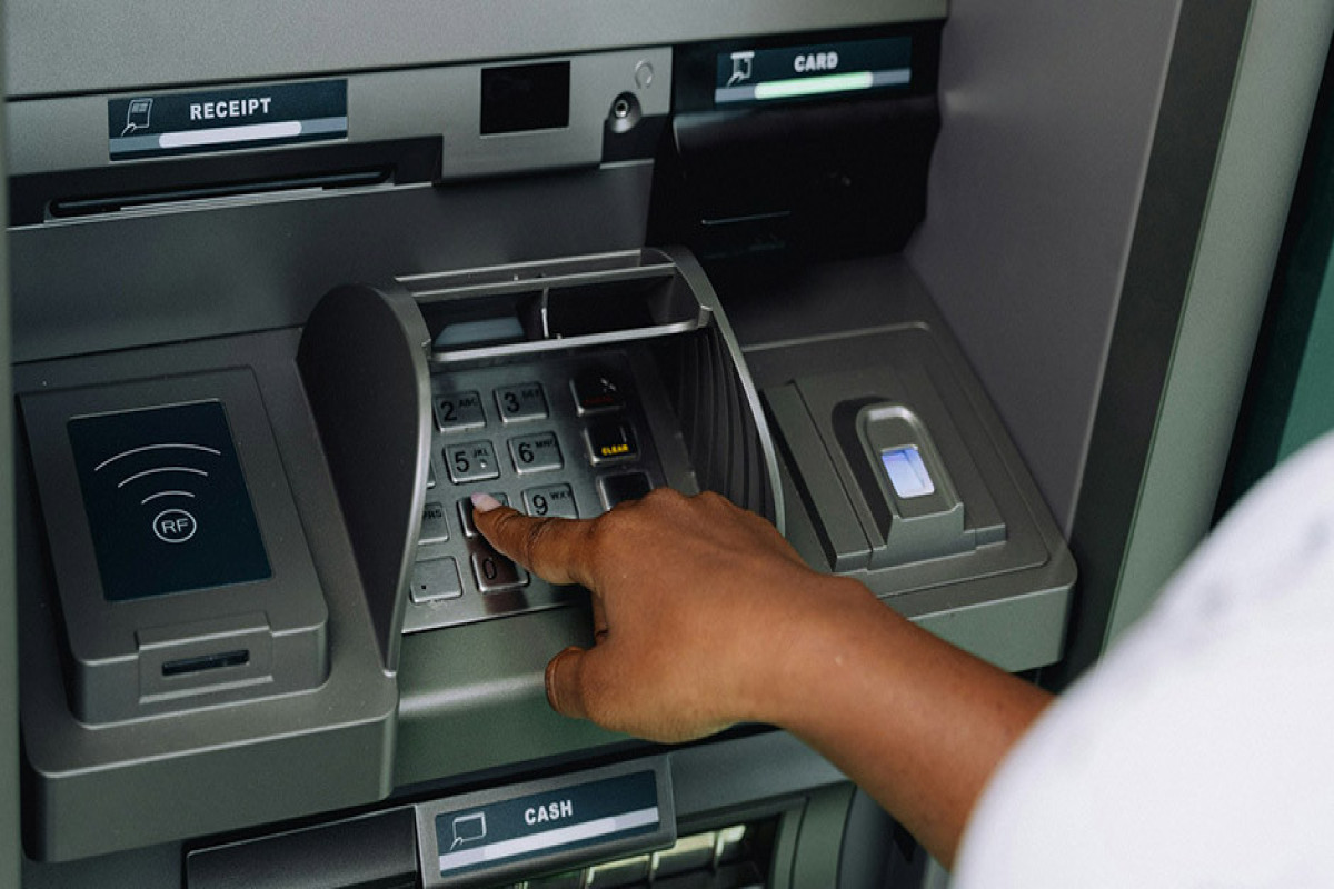 Große Veränderungen bei Geldautomaten. Sie werden keine Karten mehr akzeptieren. Wie kann man nun Bargeld abheben?