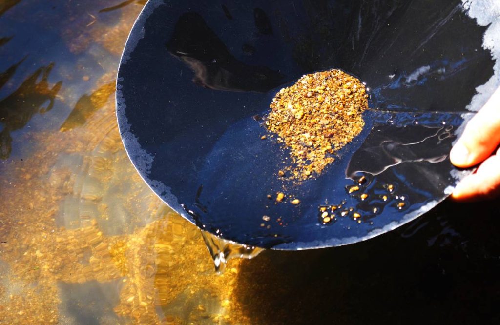 Entdeckung des Jahrhunderts: Ein Fluss mit Tonnen von Gold wurde gefunden, und alles gehört einem einzigen Land.