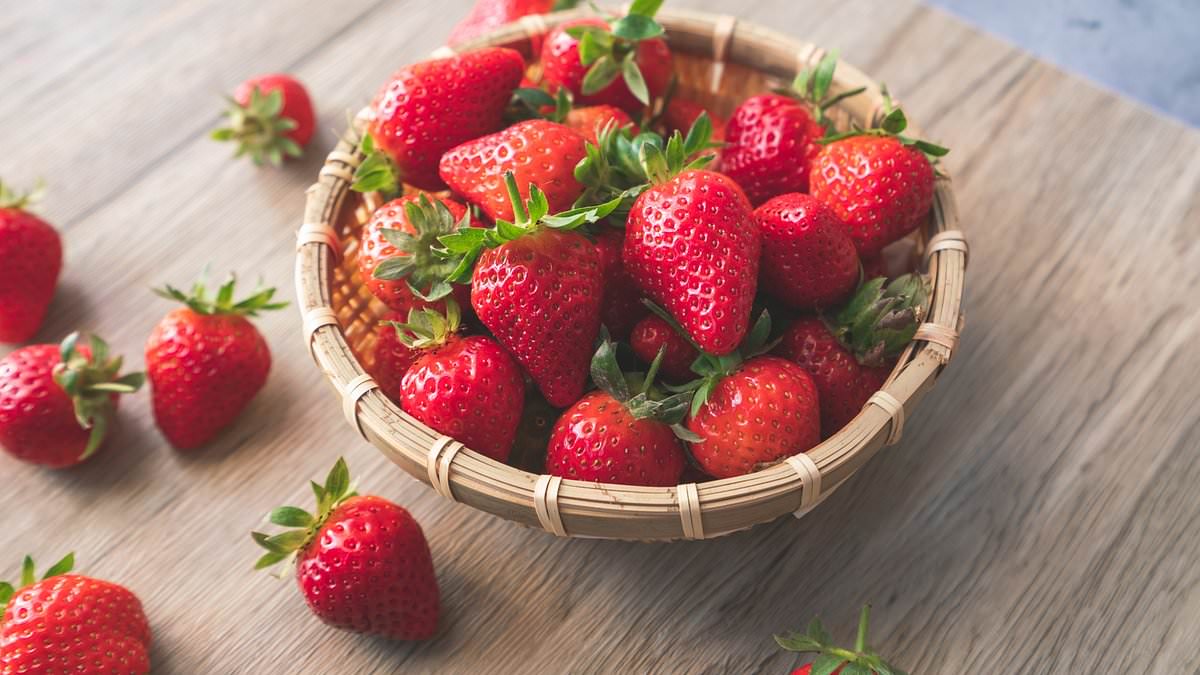 Weder Leitungswasser noch Essig: Wie man Erdbeeren richtig wäscht, um Pestizide zu entfernen