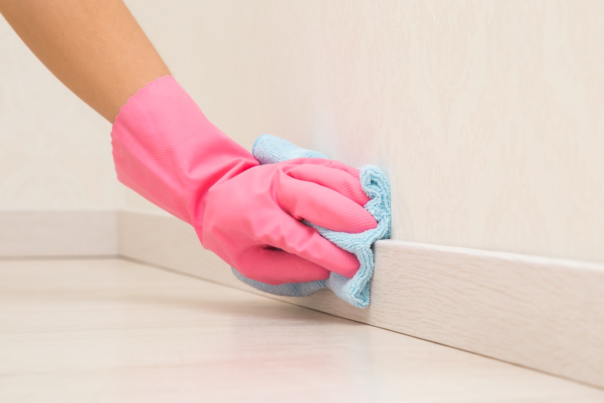 Eine einfache Methode, um Sockelleisten zu reinigen, ohne sich zu bücken und den Rücken zu belasten