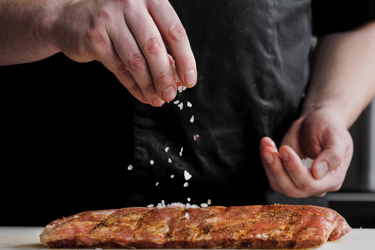 Warum sollte man beim Grillen Salz auf die Kohle streuen und warum wird dies empfohlen?