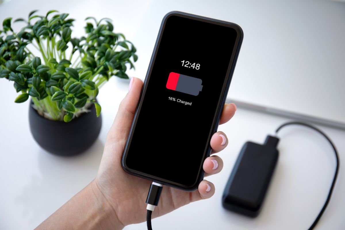 Wie man ein Smartphone richtig auflädt, damit der Akku länger hält