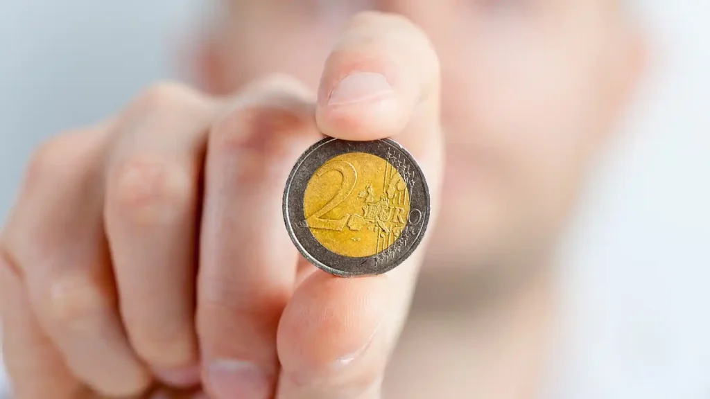 Schauen Sie in Ihren Schubladen nach, ob Sie diese drei Münzen im Wert von zwei Euro haben: Sie sind ein Schatz, dessen Wert 1000 Euro übersteigt.