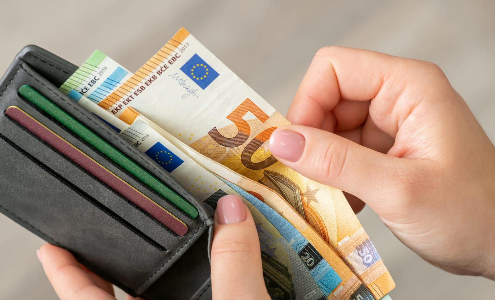 Wenn Sie nicht mehr von Gehaltsscheck zu Gehaltsscheck leben möchten, streichen Sie diese 8 Einkäufe aus Ihrem Tagesablauf
