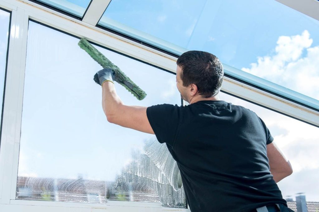Nie wieder Fenster putzen? Es gibt jetzt selbstreinigendes Glas.