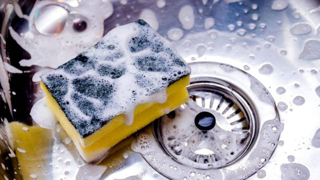 Eine einfache Methode, um einen Spülschwamm zu desinfizieren und Bakterien zu vernichten: Sie benötigen lediglich zwei Zutaten