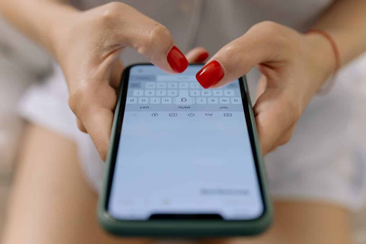 Was bedeutet es laut Psychologie, wenn jemand nur mit einem Finger auf seinem Handy tippt?