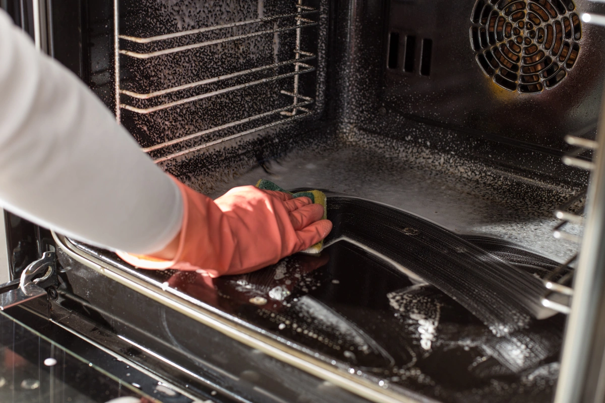 Weder Essig noch Backpulver: Eine einfache Methode, um den Backofen in 10 Minuten ohne Scheuern zu reinigen.