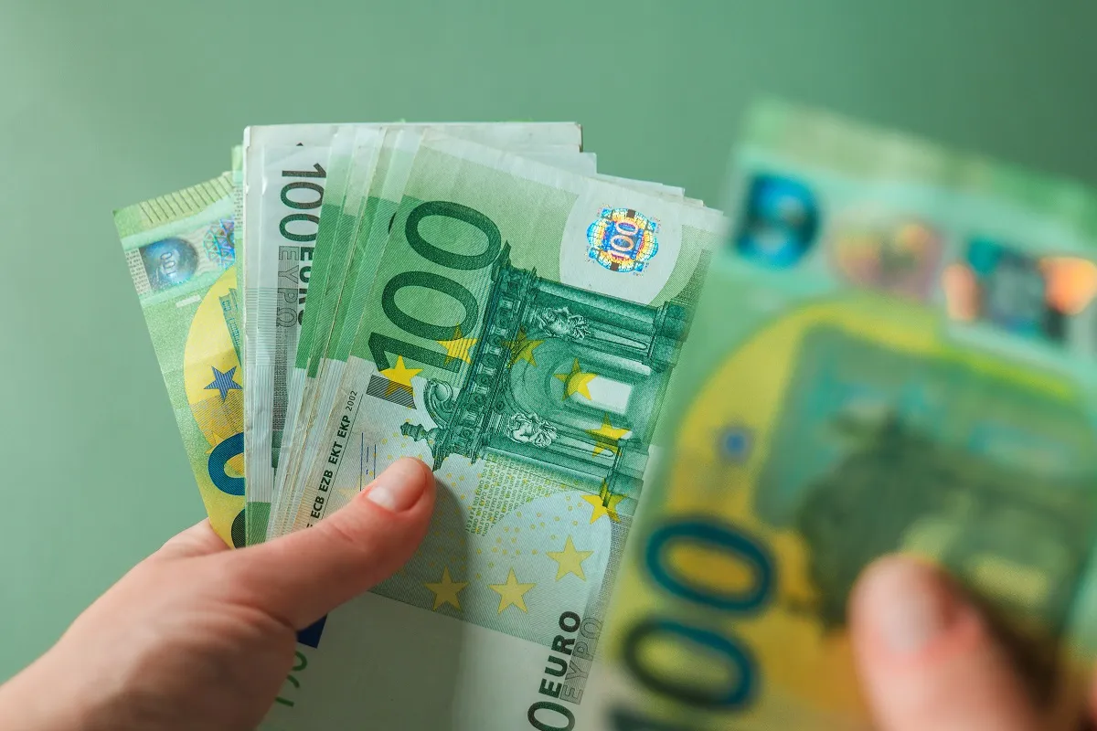 Gefälschte Banknoten an Geldautomaten: Wie man sie erkennt und eine Beschwerde bei der Bank einreicht