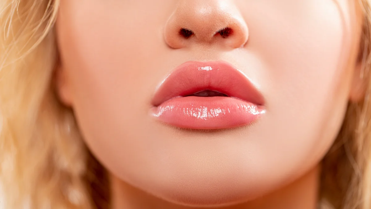 Es verleiht den Lippen Volumen und betont ihre Konturen. Dieses unscheinbare Öl ist ein wahres Wundermittel.