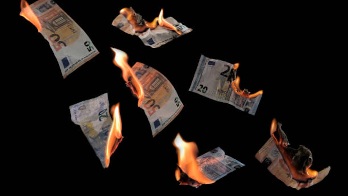 Er versteckte 80.000 Euro an einem Ort, den er für sicher hielt, und alles verwandelte sich in Asche: Er dachte, es sei weniger Geld
