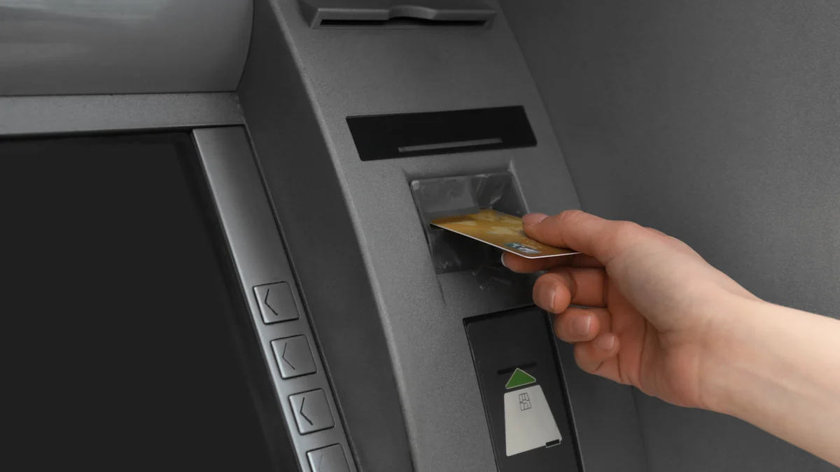 Sie heben Geld am Geldautomaten ab, aber es kommt kein Bargeld heraus. Machen Sie einen Schritt